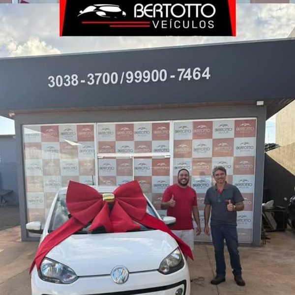 Cliente recebendo o veículo na Bertotto Veículos