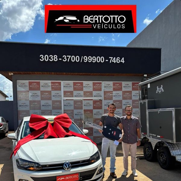 Cliente recebendo o veículo na Bertotto Veículos