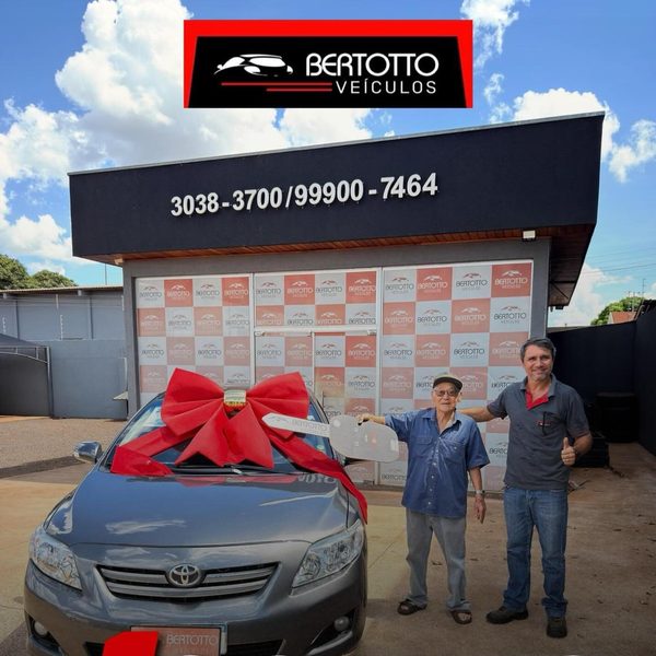 Cliente recebendo o veículo na Bertotto Veículos