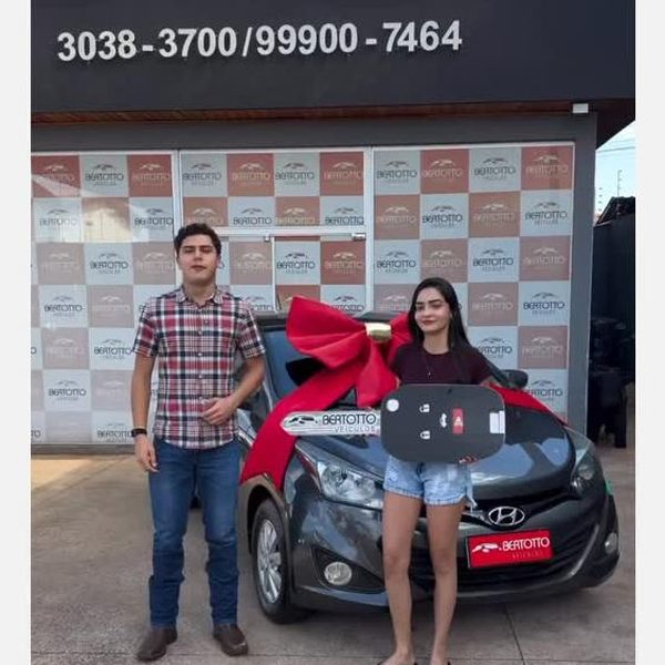 Cliente recebendo o veículo na Bertotto Veículos