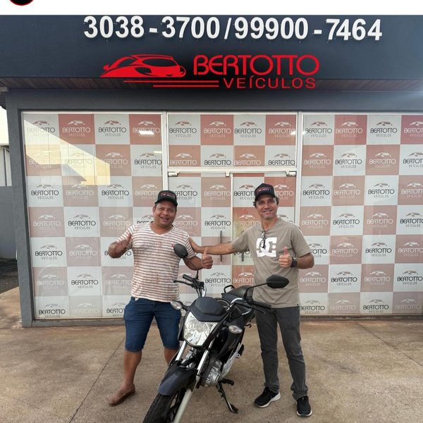 Cliente recebendo o veículo na Bertotto Veículos